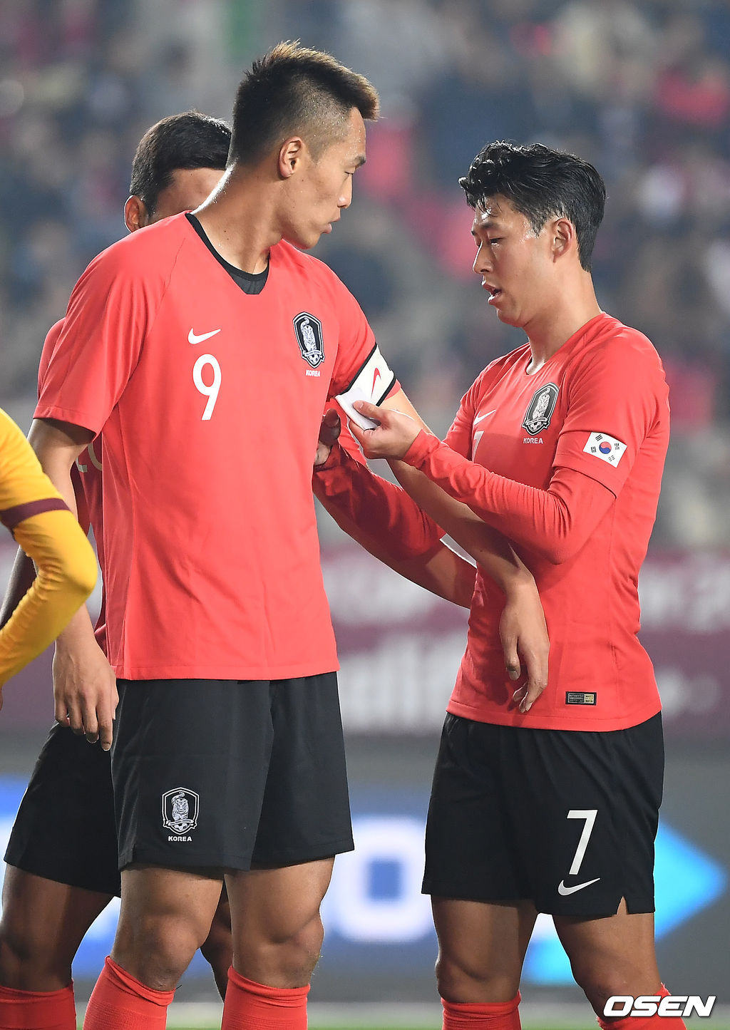 10일 오후 경기도 화성종합경기타운 주경기장에서 국제축구연맹(FIFA) 2022 카타르월드컵 아시아 지역 2차 예선 H조 조별리그 2차전 대한민국과 스리랑카의 경기가 열렸다. 후반 한국 손흥민이 김신욱에 주장완장을 전달하고 있다. 19.10.10 /youngrae@osen.co.kr