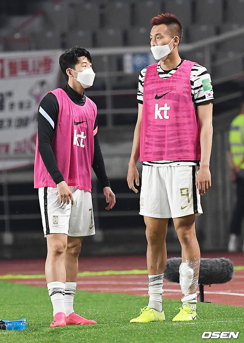 경기를 마치고 한국 손흥민이 멀티골을 기록한 김신욱에게 축하의 말을 전하고 있다. 21.06.09/rumi@osen.co.kr