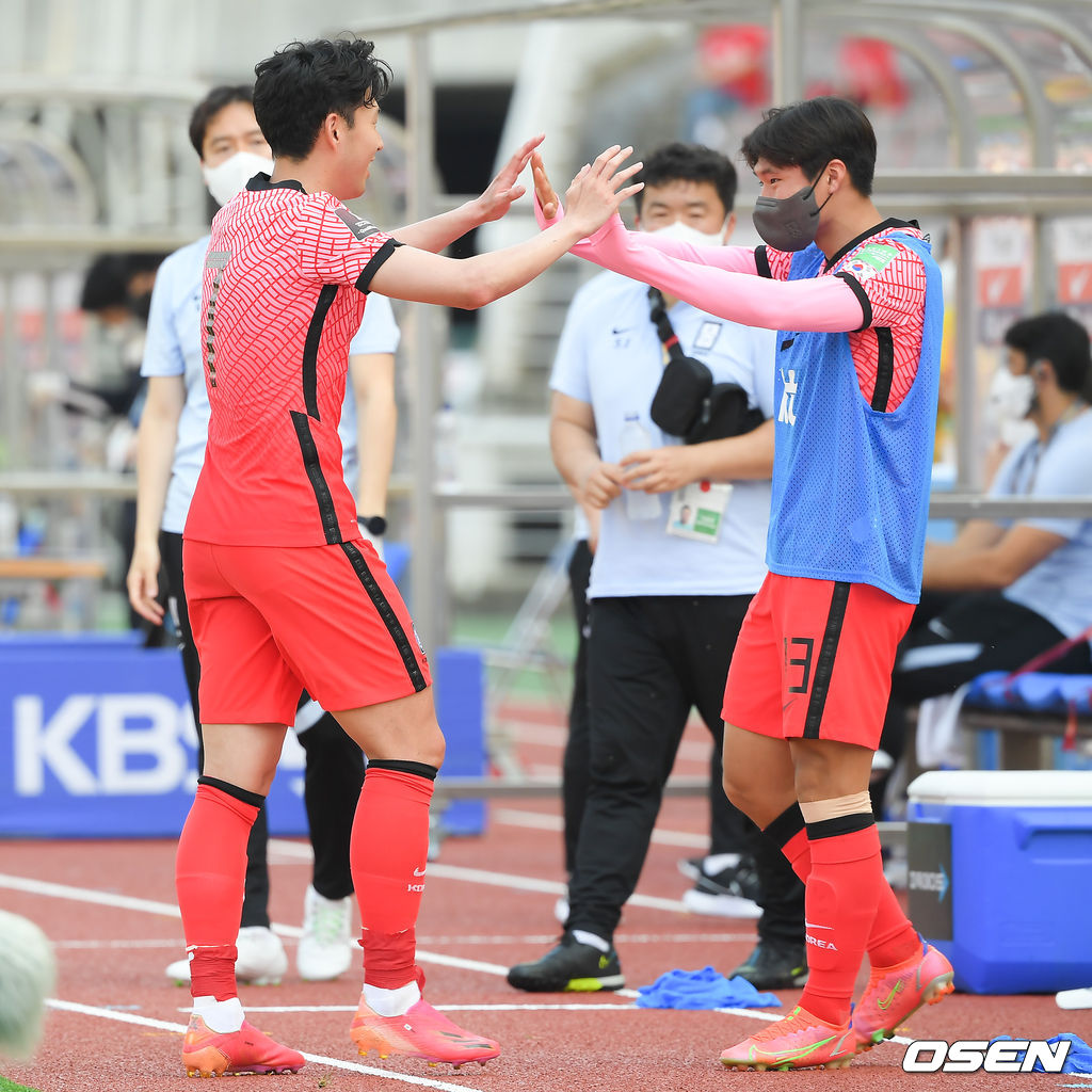후반 손흥민이 역전 PK골을 넣은뒤 정상빈과 기뻐하고 있다.  21.06.13 / soul1014@osen.co.kr