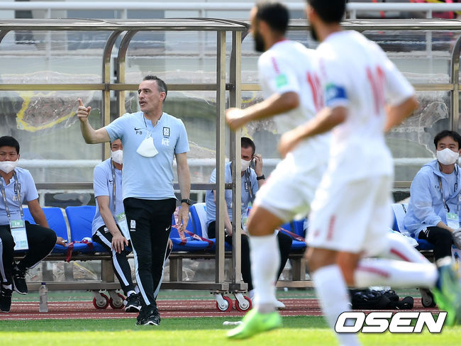 13일 오후 경기 고양종합운동장에서 2022 카타르 월드컵 아시아 지역 2차예선 H조 대한민국과 레바논의 경기가 열렸다.  전반 대한민국 벤투 감독이 작전을 지시하고 있다. 2021.06.13 /sunday@osen.co.kr