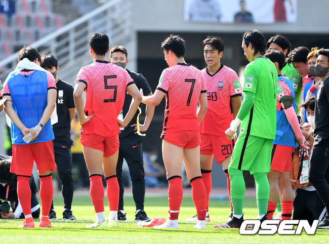 한국이 레바논에 역전승하며 조 1위-무패로 최종예선에 진출했다.  파울루 벤투 감독이 이끄는 한국 축구대표팀은 13일 오후 고양종합운동장서 열린 레바논과 2022 국제축구연맹(FIFA) 카타르월드컵 아시아지역 2차예선 H조 최종전서 2-1 역전승을 거뒀다. 전반 12분 선제골을 내주며 끌려갔지만, 후반 5분 송민규의 자책골 유도와 후반 20분 손흥민의 페널티킥 역전골로 승부를 뒤집었다.  이로써 한국은 최종예선 6경기서 5승 1무(승점 16) 무패를 기록, 조 선두로 최종예선에 올랐다.  경기 종료 후 대한민국 손흥민이 동료들과 이야기를 나누고 있다. 2021.06.13 /sunday@osen.co.kr