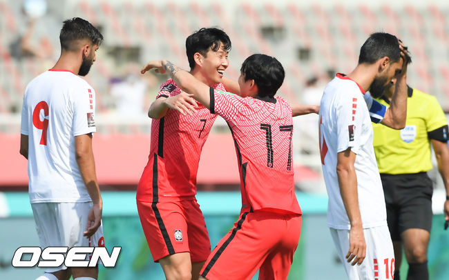 13일 오후 경기 고양시 고양종합운동장에서 2020 FIFA 월드컵 아시아 지역 2차 예선 대한민국과 레바논의 경기가 진행됐다.  후반 송민규가 동점골을 넣고 손흥민과 기뻐하고 있다. 21.06.13 / soul1014@osen.co.kr
