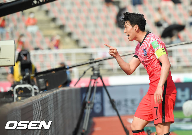 13일 오후 경기 고양시 고양종합운동장에서 2020 FIFA 월드컵 아시아 지역 2차 예선 대한민국과 레바논의 경기가 진행됐다.  후반 손흥민이 PK 역전골을 넣고 에릭센 향한 골 세리머니를 하고 있다. 21.06.13 / soul1014@osen.co.kr