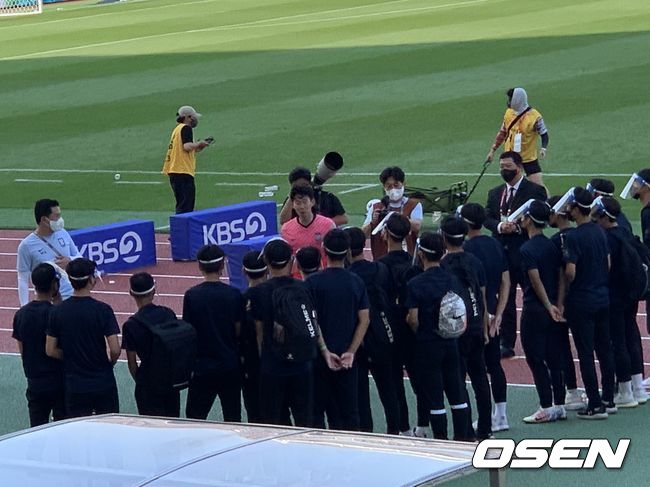 손흥민이 경기 종료 후 볼보이 임무를 수행한 능곡고등학고 축구부 선수들에게 조언을 건네고 있다. /raul1649@osen.co.kr