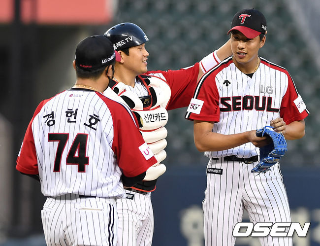 7회초 2사 주자없는 상황 LG 정우영이 마운드를 내려가며 포수 유강남과 인사를 나누고 있다. 2021.06.13 / dreamer@osen.co.kr