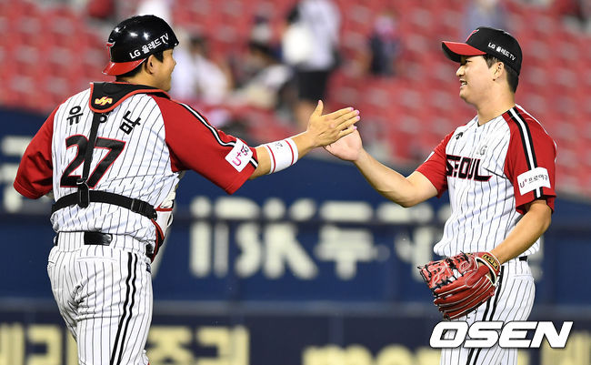 9회초 마운드에 올라 실점없이 경기를 마무리지은 LG 투수 고우석과 포수 유강남이 인사를 나누고 있다. 2021.06.13 / dreamer@osen.co.kr