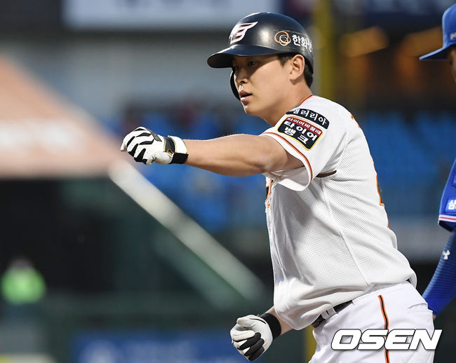 6일 오후 대전 한화생명이글스파크에서 '2021 신한은행 SOL KBO리그' 한화 이글스와 삼성 라이온즈의 경기가 열렸다.3회말 무사 2루 한화 정은원이 안타를 때린 뒤 세레머니를 하고 있다. /youngrae@osen.co.kr