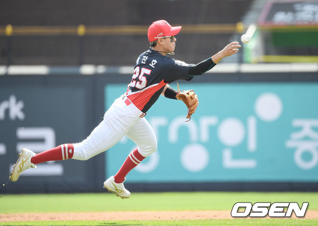 KIA 박찬호가 KT 장성우의 타구를 잡아 1루로 송구하고 있다. /youngrae@osen.co.kr