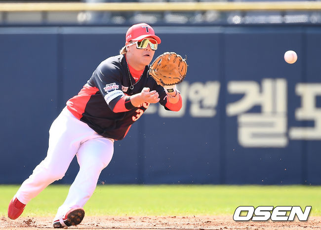 1회말 1사 KIA 김선빈이 두산 페르난데스의 타구를 잡아내고 있다. /youngrae@osen.co.kr