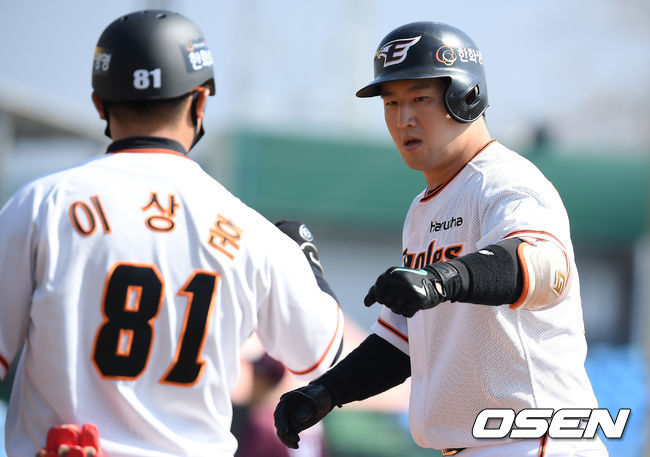 한화 최재훈이 선취 2타점 적시타를 때려낸 뒤 이상훈 코치와 주먹을 치고 있다. /cej@osen.co.kr