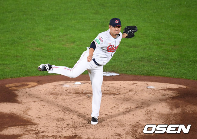 롯데가 극적인 승리를 가져왔다. 롯데는 28일 사직구장에서 열린 NC와 시즌 4차전에서 5시간 혈투 끝에 11-9로 승리했다.  연장 10회초 2사 롯데 송승준이 역투하고 있다. /youngrae@osen.co.kr