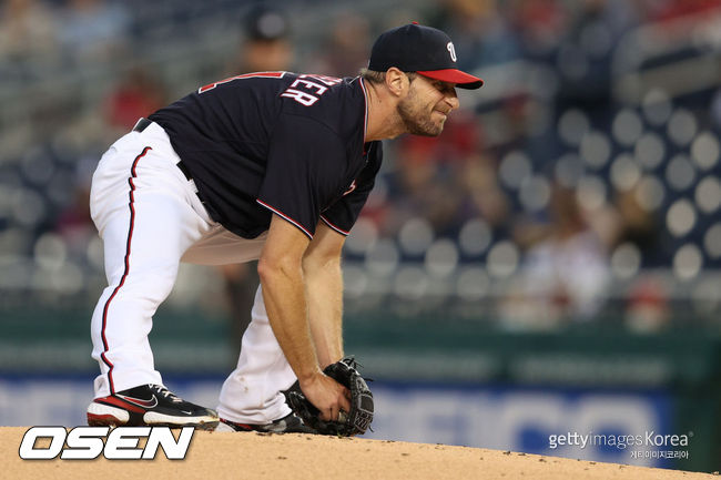 [사진] 워싱턴의 맥스 슈어저가 지난 12일(한국시간) 샌프란시스코와의 경기 도중 사타구니에 이상을 느끼고는 스트레칭을 하고 있다. ⓒGettyimages(무단전재 및 재배포 금지)