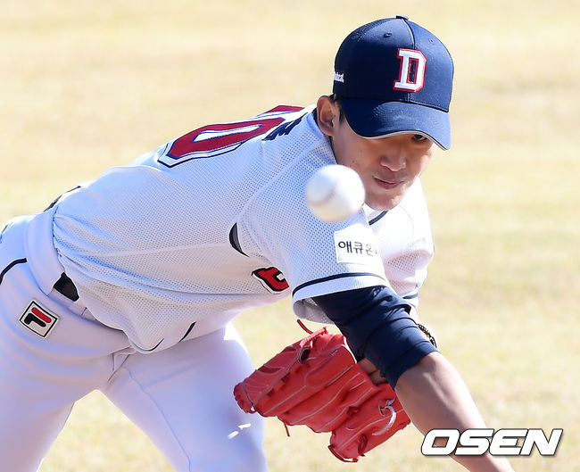 5회초 마운드에 오른 두산 윤산흠이 공을 뿌리고 있다. /cej@osen.co.kr