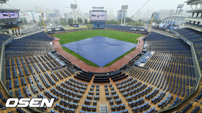  비가 내리는 날씨 속에 대형 방수포가 깔려있는 NC파크. 2021.06.03 /rumi@osen.co.kr