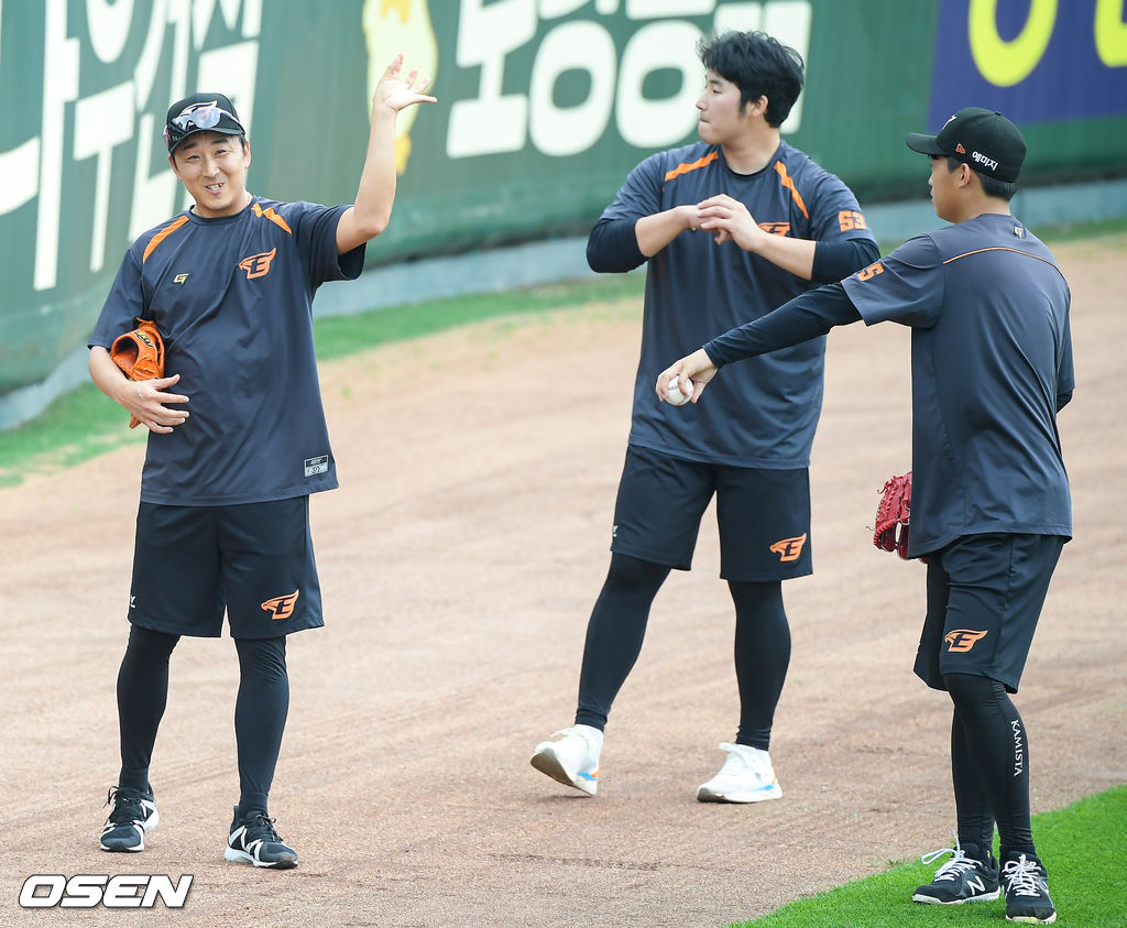 경기에 앞서 한화 정우람이 김기중에게 서클 체인지업을 가르쳐주고 있다. 21.06.15 / soul1014@osen.co.kr