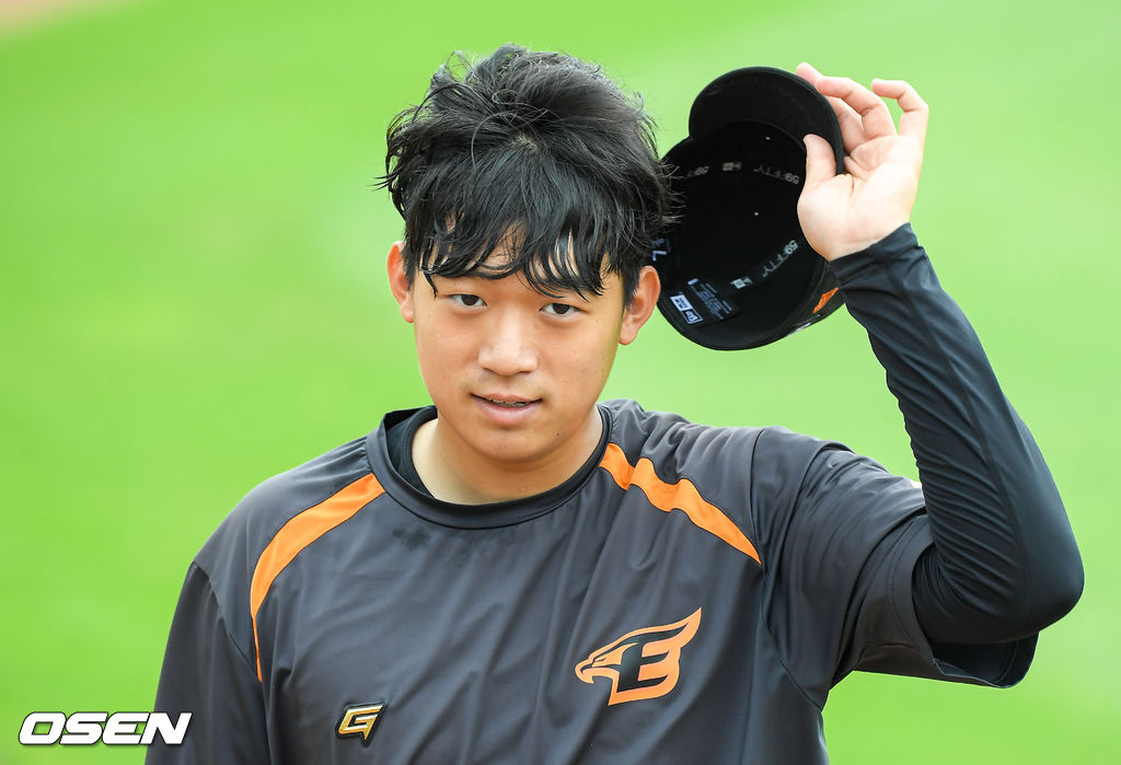 경기에 앞서 한화 김기중이 훈련을 마치고 그라운드를 빠져나가고 있다. 21.06.15 / soul1014@osen.co.kr