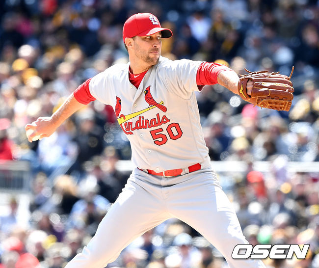 아담 웨인라이트가 힘차게 공을 뿌리고 있다. /dreamer@osen.co.kr