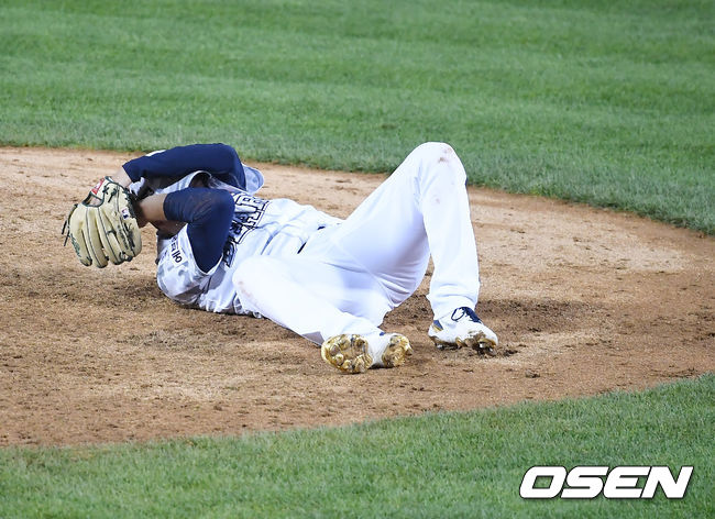 15일 서울 잠실야구장에서 ‘2021 신한은행 SOL KBO 리그’ 두산 베어스와 삼성 라이온즈의 경기가 열렸다.5회초 2사 1,2루 두산 유재유가 삼성 김지찬의 타구에 얼굴을 맞은 뒤 쓰러지고 있다.  2021.06.15/ youngrae@osen.co.kr