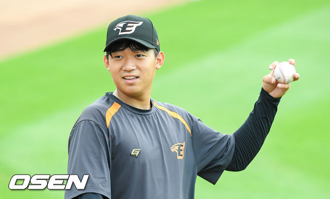 경기에 앞서 한화 김기중이 정우람에게 서클 체인지업을 전수 받은뒤 미소 짓고 있다. 21.06.15 / soul1014@osen.co.kr