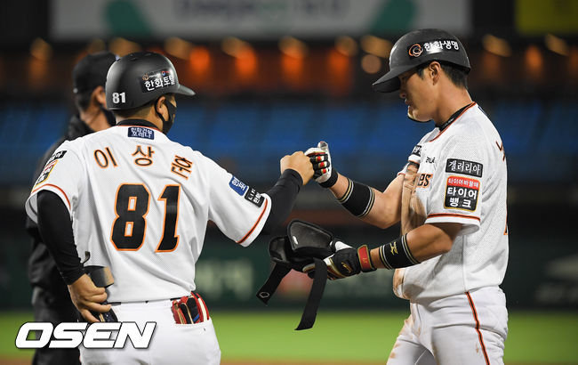 15일 오후 대전 한화생명이글스파크에서 2021 신한은행 SOL KBO리그 한화 이글스와 롯데 자이언츠의 경기가 진행됐다.5회말 한화 선두타자 노수광이 기습번트를 성공시킨뒤 이상훈 1루 코치와 하이파이브를 하고 있다.  21.06.15 / soul1014@osen.co.kr