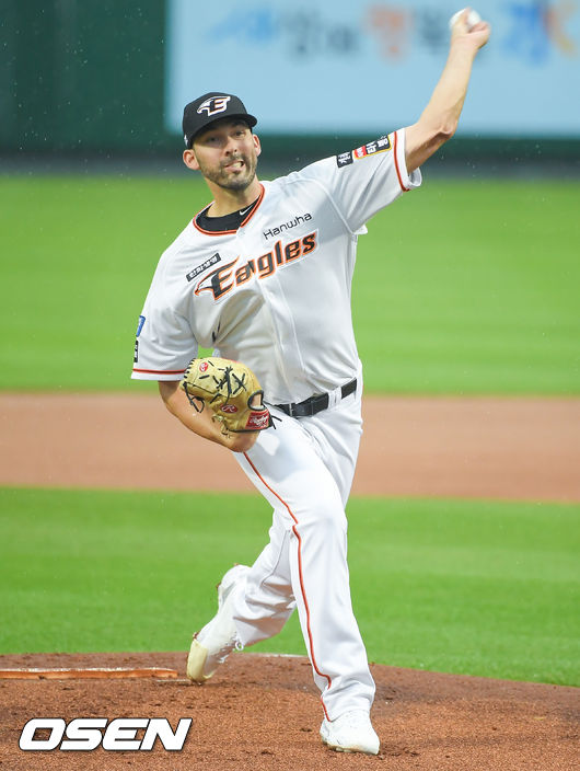 15일 오후 대전 한화생명이글스파크에서 2021 신한은행 SOL KBO리그 한화 이글스와 롯데 자이언츠의 경기가 진행됐다.1회초 한화 선발투수 카펜터가 역투하고 있다.  21.06.15 / soul1014@osen.co.kr