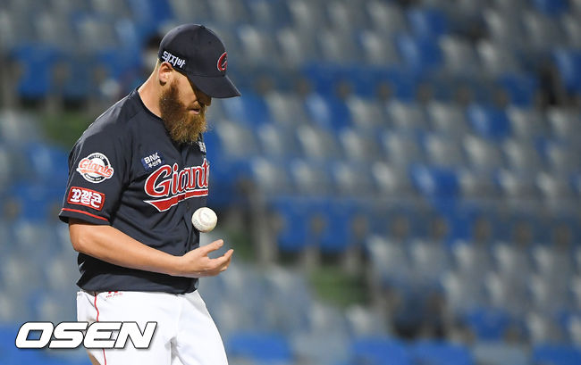 15일 오후 대전 한화생명이글스파크에서 2021 신한은행 SOL KBO리그 한화 이글스와 롯데 자이언츠의 경기가 진행됐다.5회말 무사 1,3루 롯데 선발투수 스트레일리가 아쉬워하고 있다.  21.06.15 / soul1014@osen.co.kr