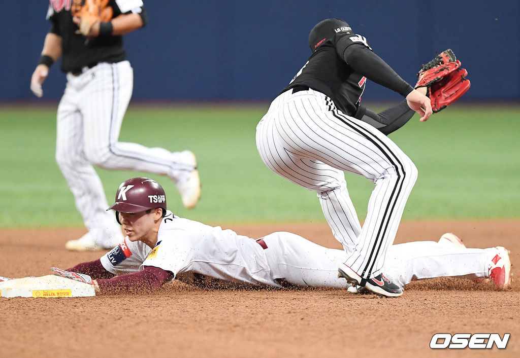 4회말 1사 주자 1루 키움 송우현 타석에서 1루주자 김혜성이 2루 도루에 성공하고 있다./rumi@osen.co.kr