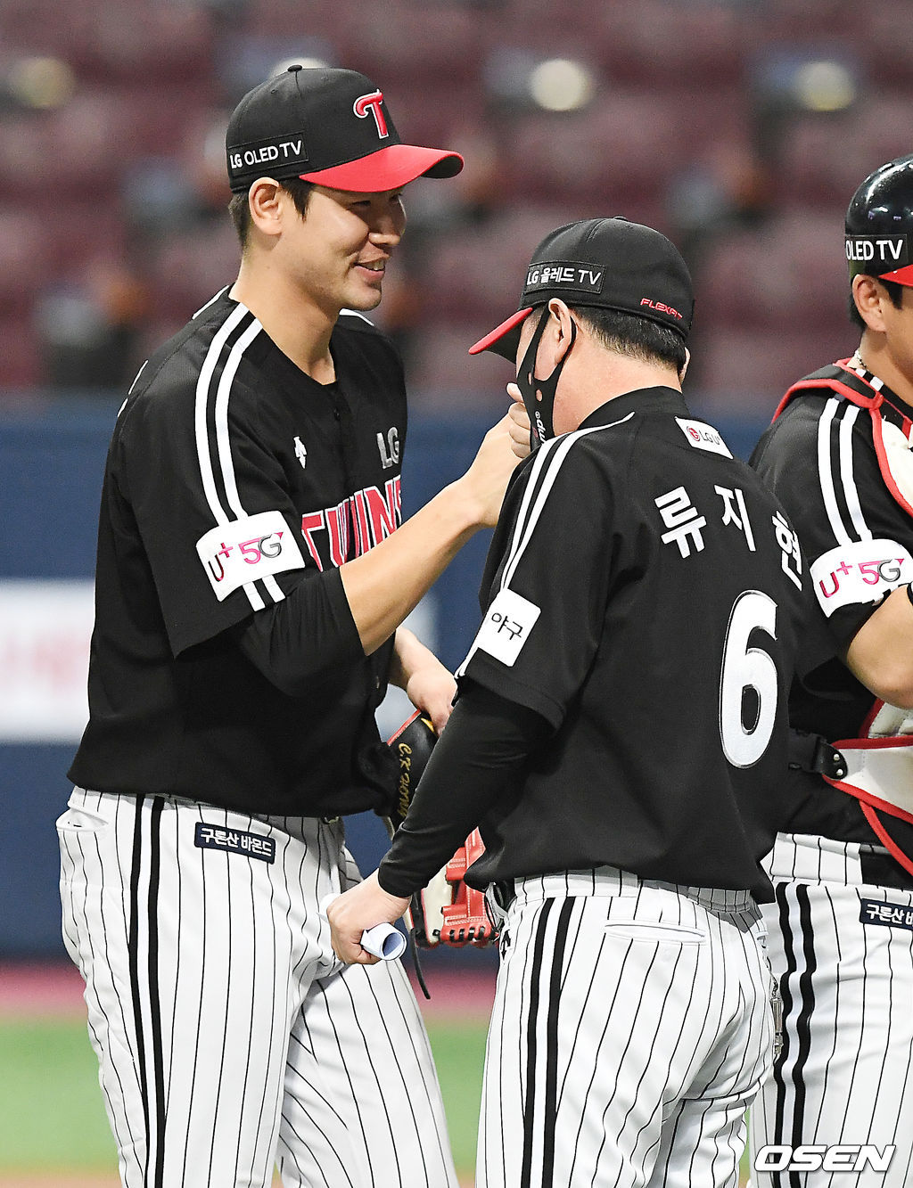 경기를 마치고 LG 홍창기가 류지현 감독과 하이파이브를 하고 있다.21.06.15/rumi@osen.co.kr