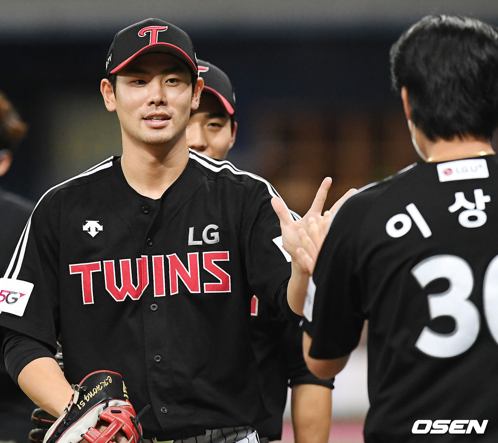 경기를 마치고 LG 홍창기가 승리의 하이파이브를 하고 있다.21.06.15/rumi@osen.co.kr