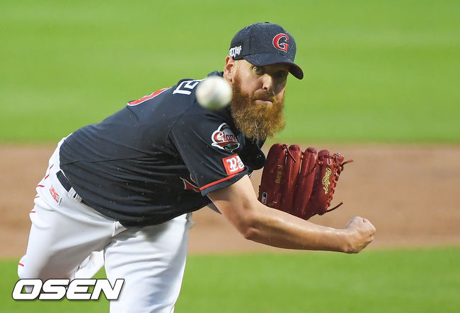 15일 오후 대전 한화생명이글스파크에서 2021 신한은행 SOL KBO리그 한화 이글스와 롯데 자이언츠의 경기가 진행됐다.1회말 롯데 선발투수 스트레일리가 역투하고 있다.  21.06.15 / soul1014@osen.co.kr