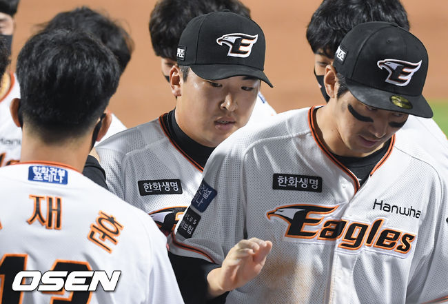 15일 오후 대전 한화생명이글스파크에서 2021 신한은행 SOL KBO리그 한화 이글스와 롯데 자이언츠의 경기가 진행됐다.7회초 무사 2루 상황서 마운드에 오른 한화 강재민이 롯데 공격을 무실점으로 막은뒤 동료들의 축하를 받고 있다  21.06.15 / soul1014@osen.co.kr