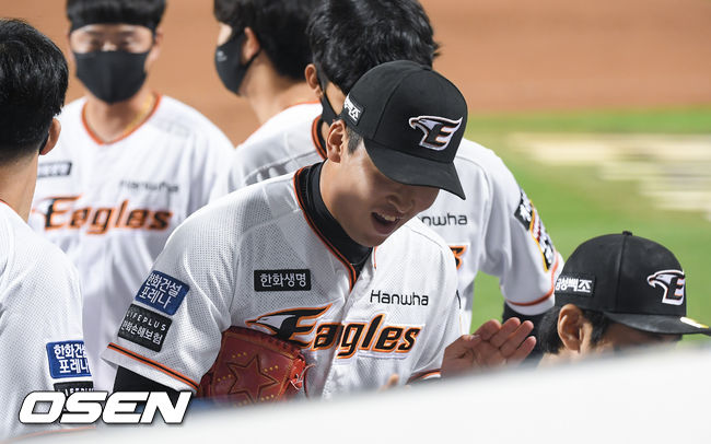 15일 오후 대전 한화생명이글스파크에서 2021 신한은행 SOL KBO리그 한화 이글스와 롯데 자이언츠의 경기가 진행됐다.7회초 무사 2루 상황서 마운드에 오른 한화 강재민이 롯데 공격을 무실점으로 막은뒤 미소 짓고 있다.  21.06.15 / soul1014@osen.co.kr