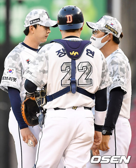 3회초 1사 1,2루 두산 박정수가 정재훈 코치와 이야기를 나누고 있다.  2021.06.15/ youngrae@osen.co.kr