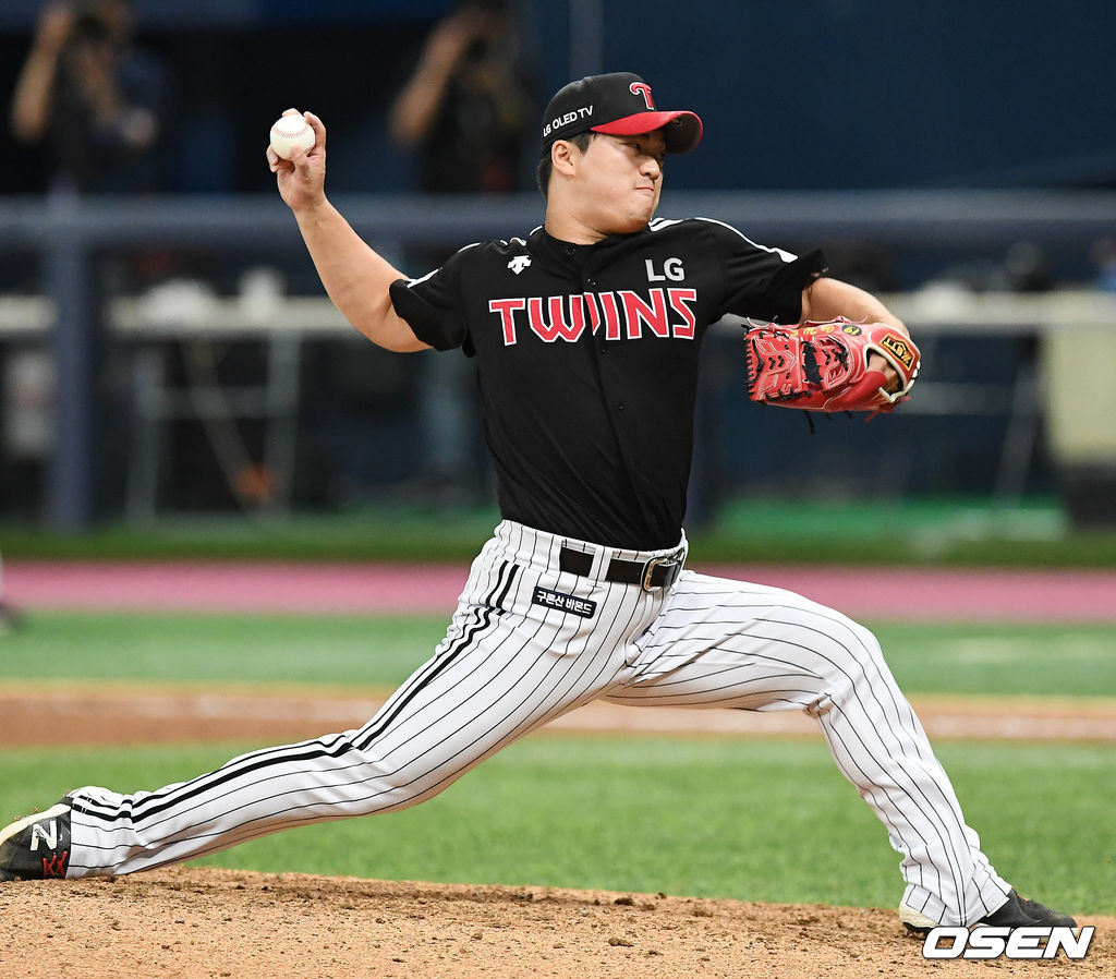 9회말 마운드에 오른 LG 고우석이 힘차게 공을 뿌리고 있다.21.06.15/rumi@osen.co.kr