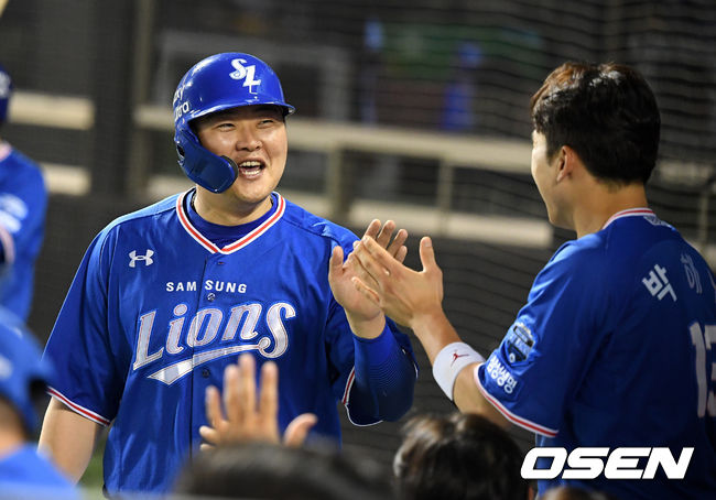 6회초 무사 1,3루에서 삼성 오재일이 강한울의 희생플라이에 득점에 성공하며 미소짓고 있다.  /jpnews@osen.co.kr