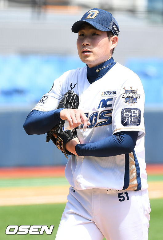 3회초를 마친 NC 선발 이재학이 아쉬워하며 덕아웃으로 들어오고 있다./ rumi@osen.co.kr