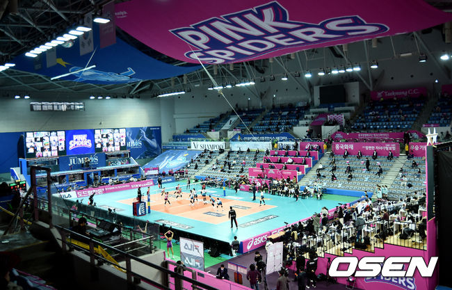 양팀 선수들이 경기를 펼치고 있다. /cej@osen.co.kr