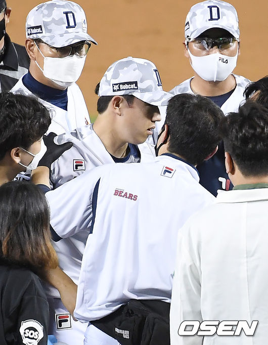 15일 서울 잠실야구장에서 ‘2021 신한은행 SOL KBO 리그’ 두산 베어스와 삼성 라이온즈의 경기가 열렸다.5회초 2사 1,2루 두산 유재유가 삼성 김지찬의 타구에 얼굴을 맞은 뒤 병원으로 이송되고 있다. 2021.06.15/ youngrae@osen.co.kr