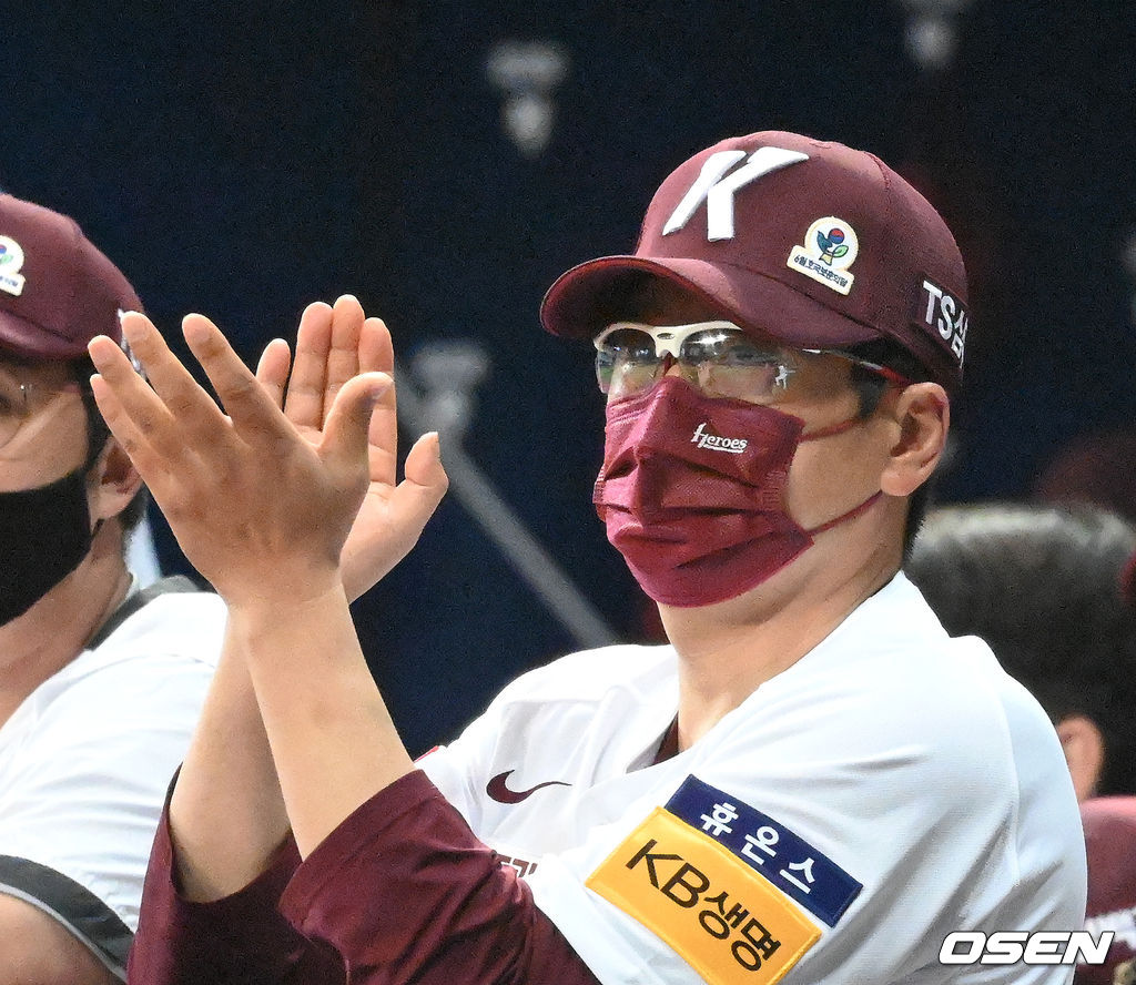 키움 홍원기 감독이 더그아웃에서 선수들에게 박수를 보내고 있다. 2021.06.06 /sunday@osen.co.kr