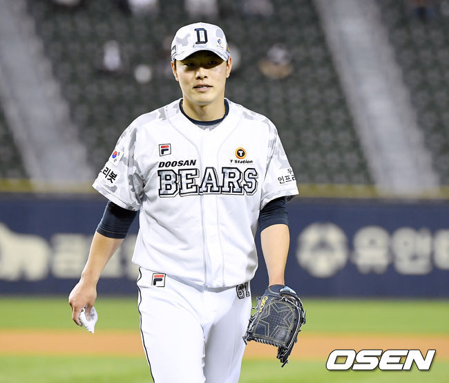 4일 서울 잠실야구장에서 ‘2021 신한은행 SOL KBO 리그’ 두산 베어스와 SSG 랜더스의 경기가 열렸다.6회초 이닝을 마친 두산 최원준이 더그아웃으로 들어오고 있다. 2021.06.04/ youngrae@osen.co.kr