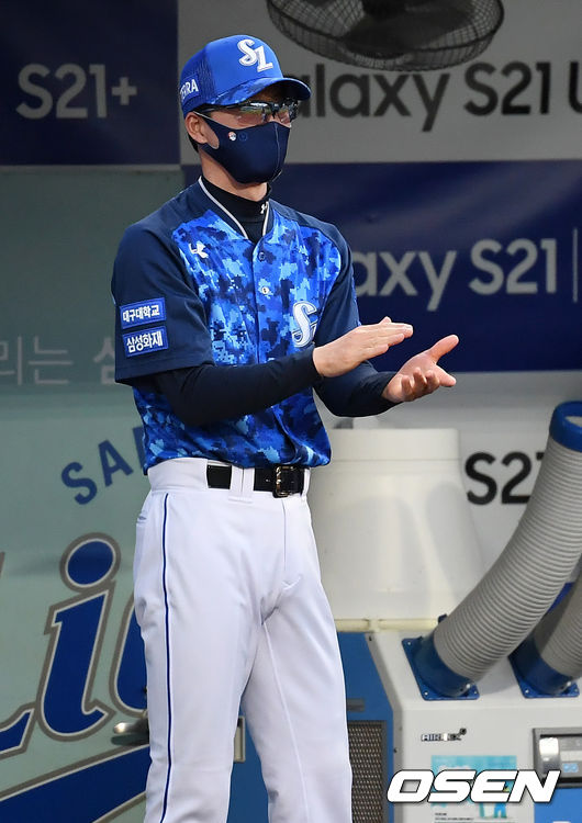 7회말 삼성 허삼영 감독이 선두타자 오재일의 중전 안타에 박수를 보내고 있다. 2021.06.13 /cej@osen.co.kr