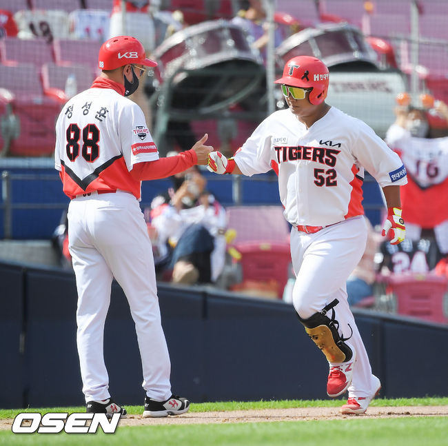 16일 오후 광주기아챔피언스필드에서 2021 신한은행 SOL KBO리그 KIA 타이거즈와 SSG 랜더스의 더블헤더 1차전이 진행됐다. 2회말 KIA 선두타자 황대인이 선취 솔로홈런을 날리고 베이스를 돌고 있다. 21.06.16 / soul1014@osen.co.kr