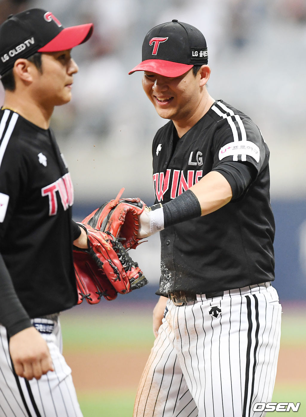 4회말 1사 주자 만루 키움 박병호가 3루수 앞 병살타때 병살 연결 시킨 LG 3루수 김민성이 오지환과 하이파이브를 하고 있다./rumi@osen.co.kr