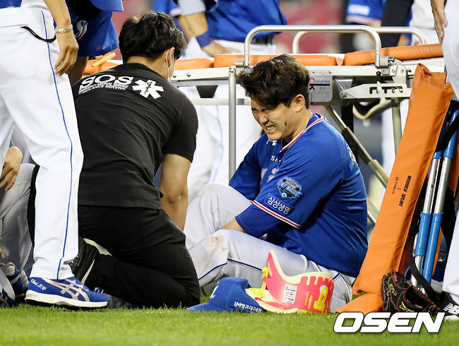 4회말 무사 삼성 김대우가 두산 박건우의 강습 타구에 오른쪽 다리를 맞아 통증을 호소하고 있다.  2021.06.15/ youngrae@osen.co.kr