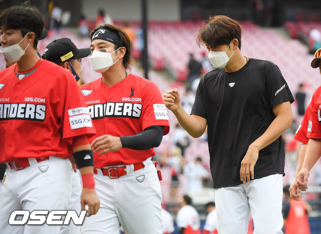 경기종료 후 더블헤더 1차전 승리투수가 된 SSG 이태양이 김원형 감독과 하이파이브를 하고 있다. 21.06.16 / soul1014@osen.co.kr