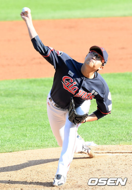 롯데 선발 박세웅이 힘차게 공을 던지고 있다. /cej@osen.co.kr