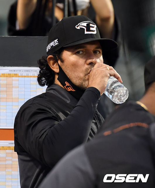 한화 수베로 감독이 경기를 지켜보고 있다. 2021.06.08 /cej@osen.co.kr