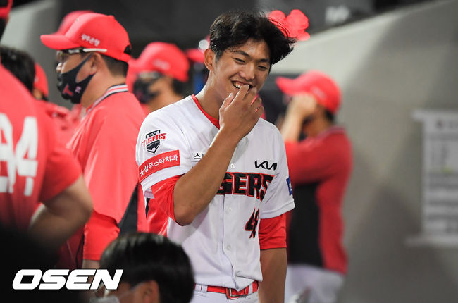 16일 오후 광주기아챔피언스필드에서 2021 신한은행 SOL KBO리그 KIA 타이거즈와 SSG 랜더스의 더블헤더 2차전이 진행됐다. 6회초 5.2이닝 무실점 호투한 KIA 선발투수 이의리가 교체된 뒤 더그아웃에서 미소 짓고 있다. 21.06.16 / soul1014@osen.co.kr