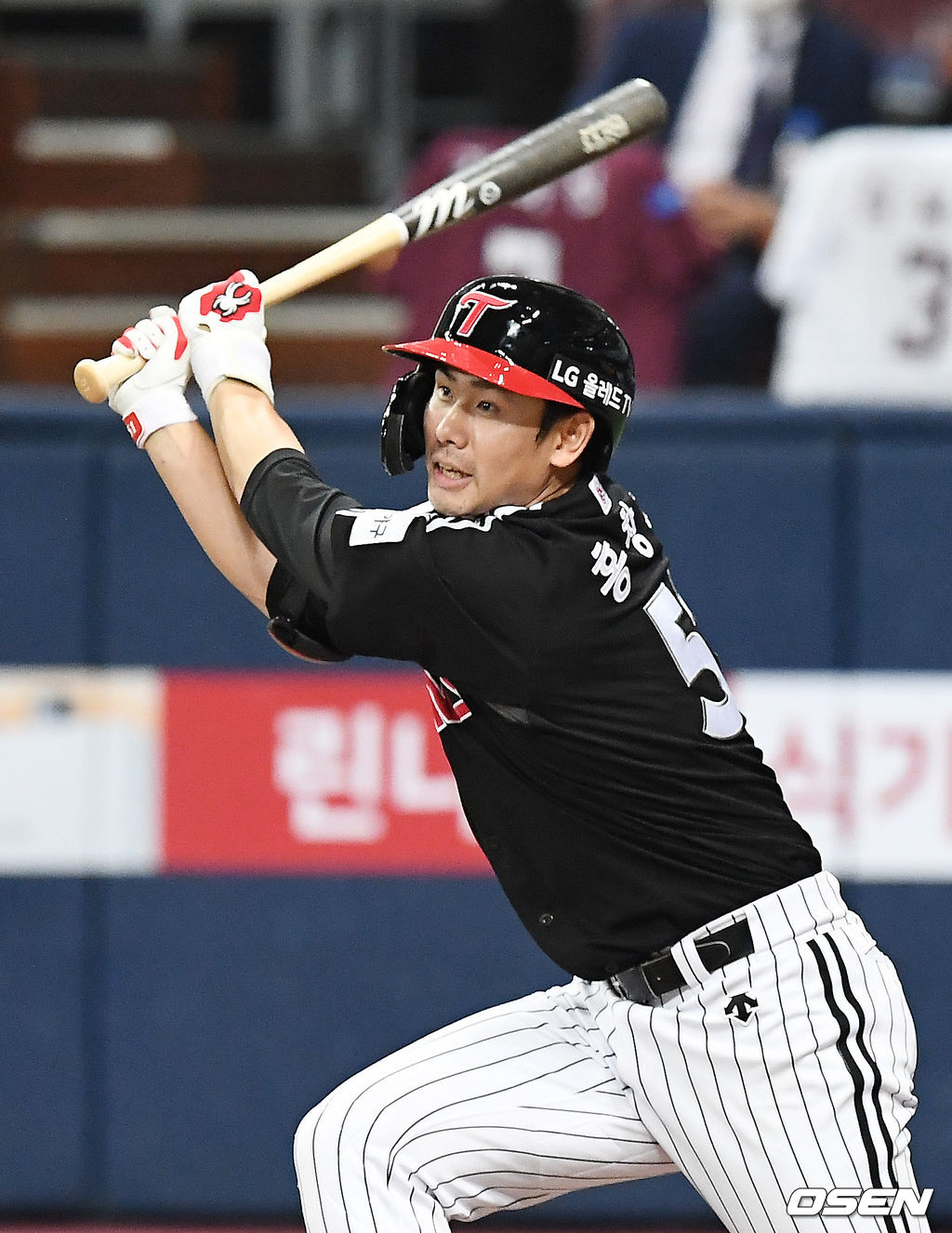 LG 홍창기가 역전 2타점 적시타를 날리고 있다.21.06.15/rumi@osen.co.kr