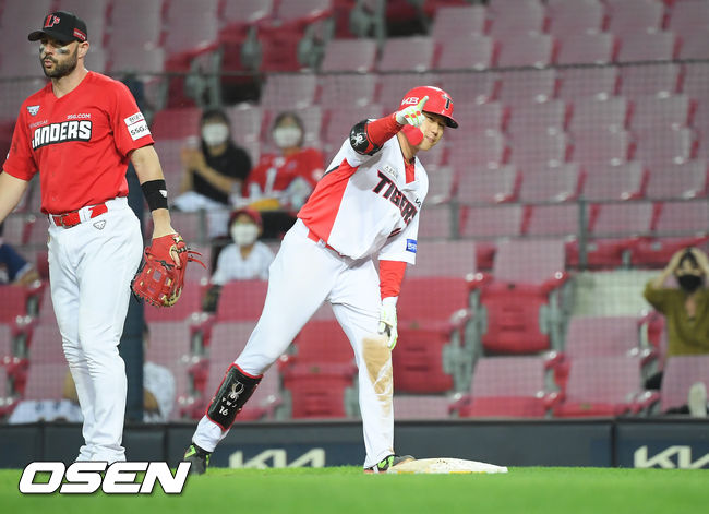 16일 오후 광주기아챔피언스필드에서 2021 신한은행 SOL KBO리그 KIA 타이거즈와 SSG 랜더스의 더블헤더 2차전이 진행됐다. 4회말 2사 1,2루 KIA 최원준이 선취 1타점 적시타를 날리고 세리머니를 하고 있다 21.06.16 / soul1014@osen.co.kr